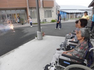 昼の花火もなかなかね